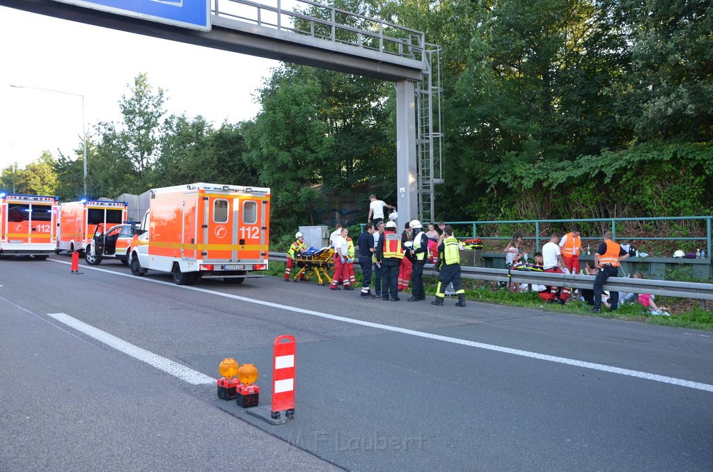 Einsatz BF Koeln Klimaanlage Reisebus defekt A 3 Rich Koeln hoehe Leverkusen P050.JPG